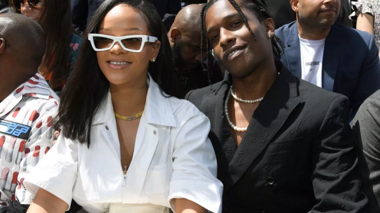 Rihanna affiche son ventre rond et officialise sa grossesse (photos)
