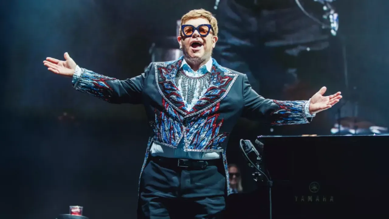 Elton John Fait Ses Derniers Adieux à Stockholm