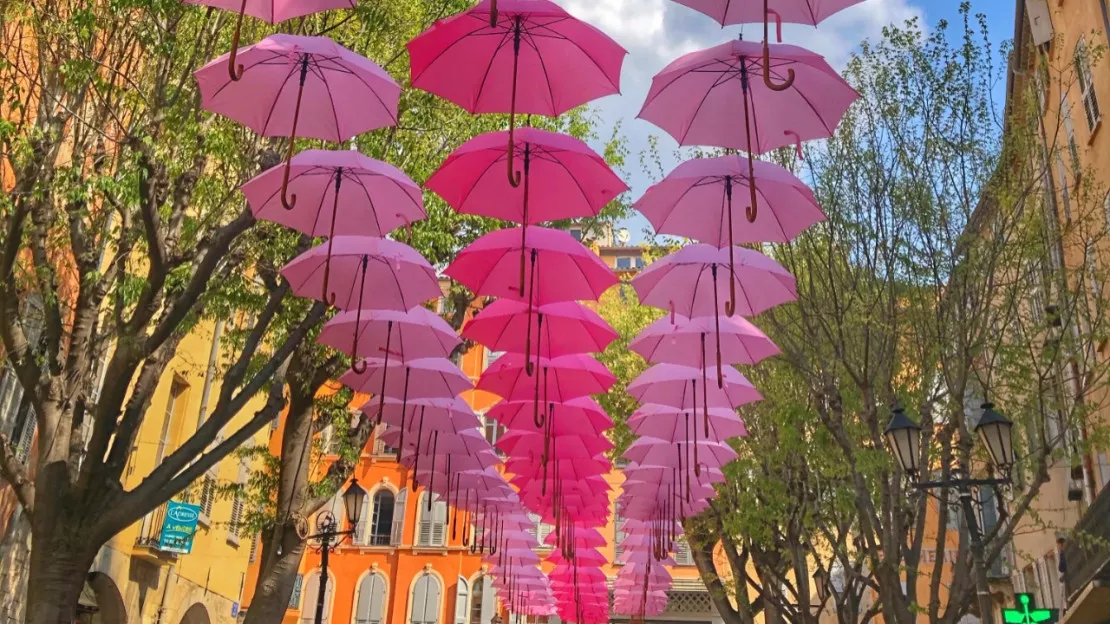 Les parapluies roses de retour à Grasse