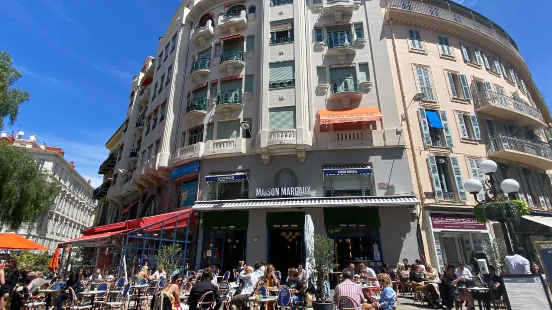La foule des beaux jours sur les terrasses à Nice