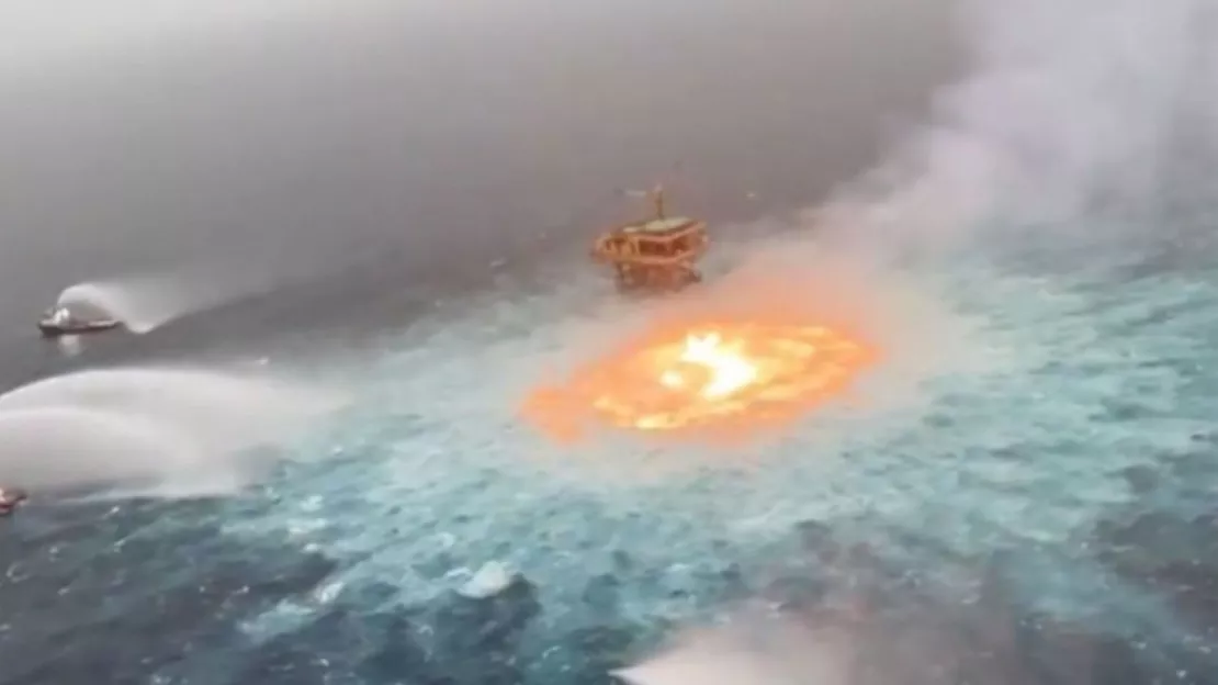 Les images incroyables de l'océan en flammes dans le Golfe du Mexique (vidéo)