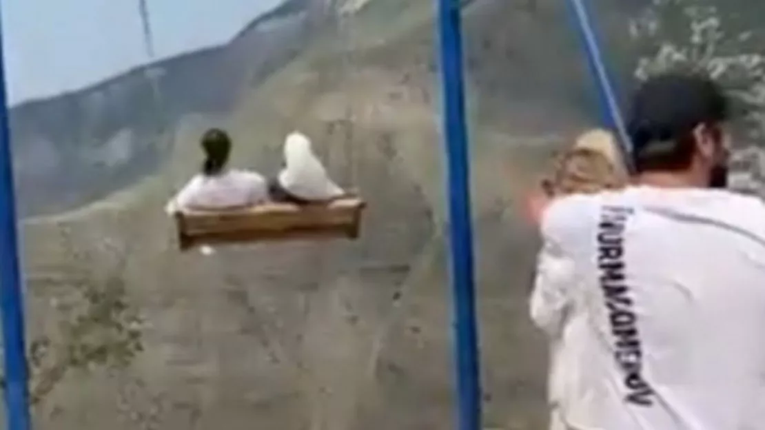 Incroyable - Une balançoire perchée à 1 500m cède, deux femmes tombent dans le vide (vidéo)