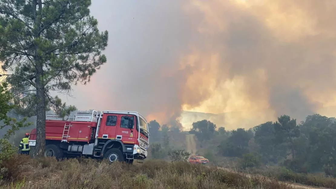 Incendie dans le Var : les pompiers craignent le vent