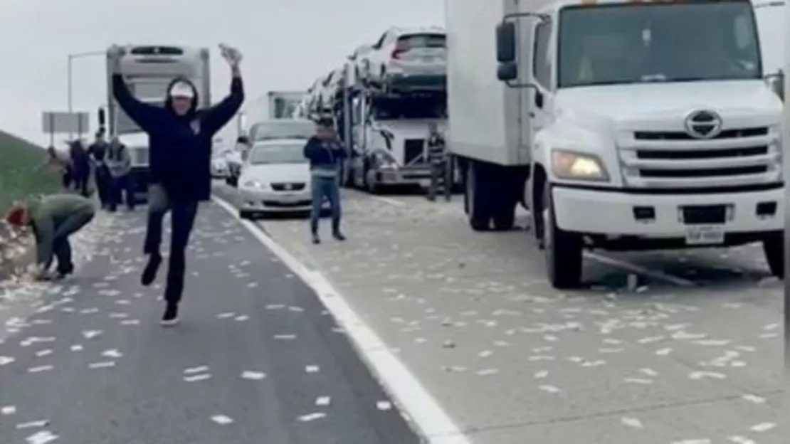 Un véhicule de transport de fonds mal fermé laisse échapper ses billets sur la route (vidéo)