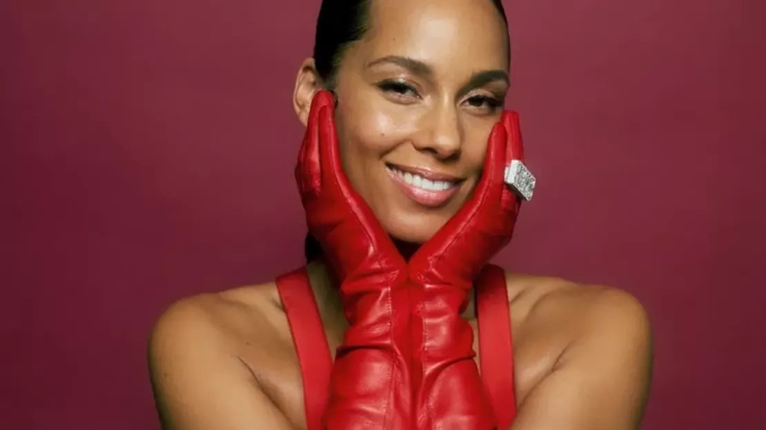 Alicia Keys célèbre Noël en avance avec sa reprise de « Santa Baby » (vidéo)