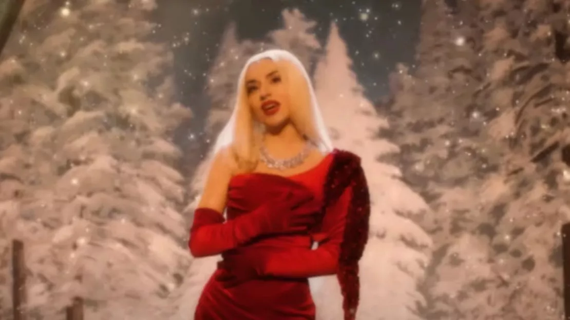 Ava Max dévoile le clip de son titre de Noël, « Christmas Without You » (vidéo)
