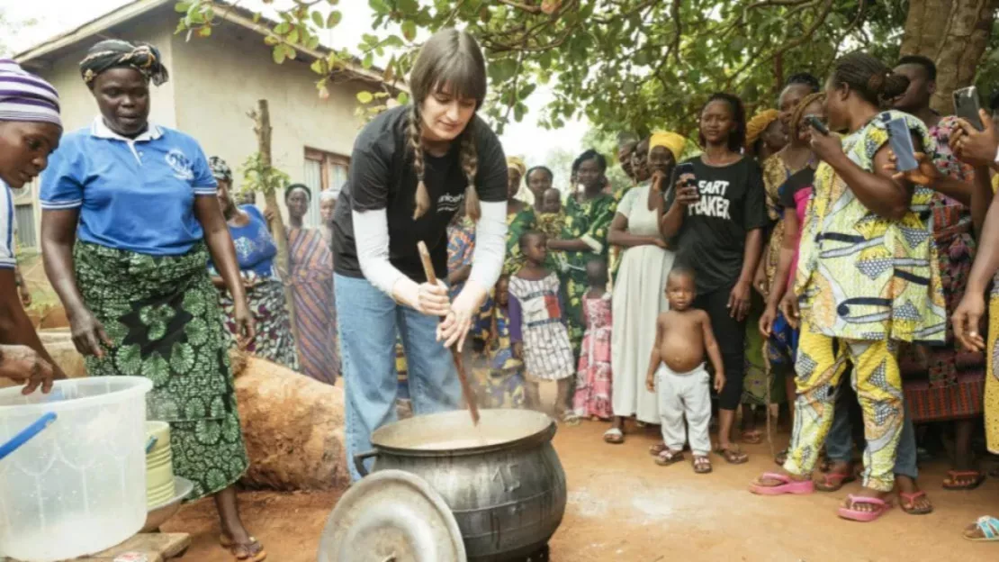 Clara Luciani : premières images de sa mission au Bénin