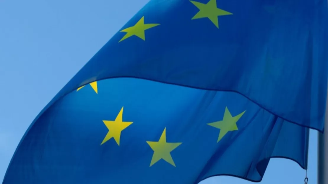Des drapeaux européens, bientôt sur les façades des mairies ?