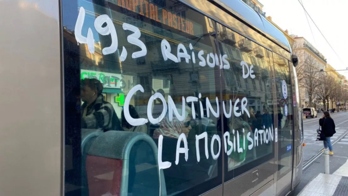 Le tram de Nice recouvert avec inscriptions anti-réforme