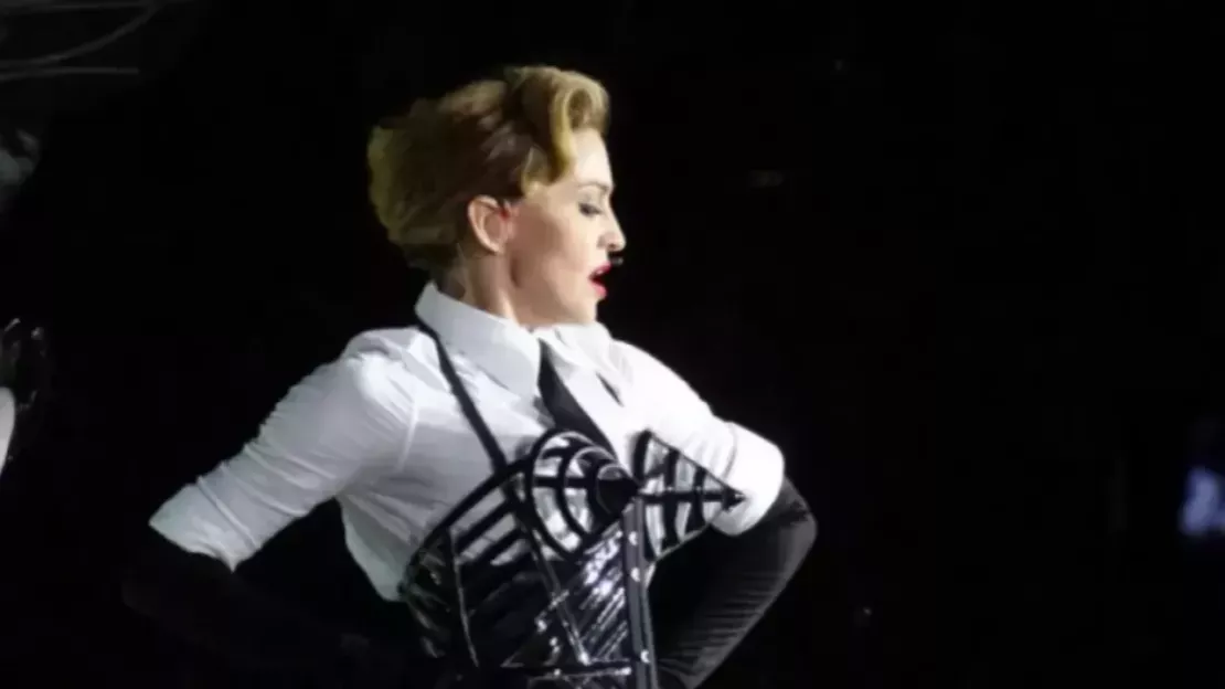 Madonna fait une chute en plein concert !