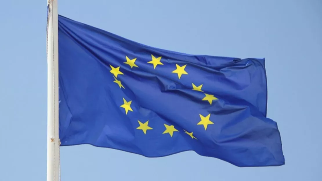 Un drapeau de l'Union européenne devant les mairies