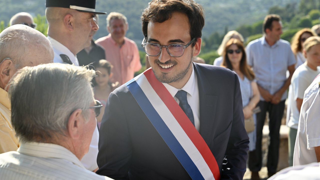 À Cagnes-sur-Mer, le maire rappelé à l’ordre après le retrait du drapeau européen À Cagnes-sur-Mer, le maire rappelé à l’ordre après le retrait du drapeau européen
