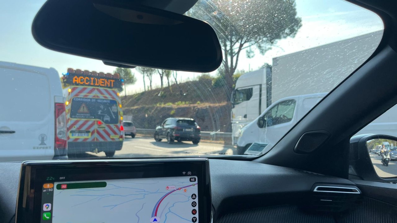 Accident grave sur l’A8 entre Fréjus et Cannes : un poids lourd couché, le conducteur tué
