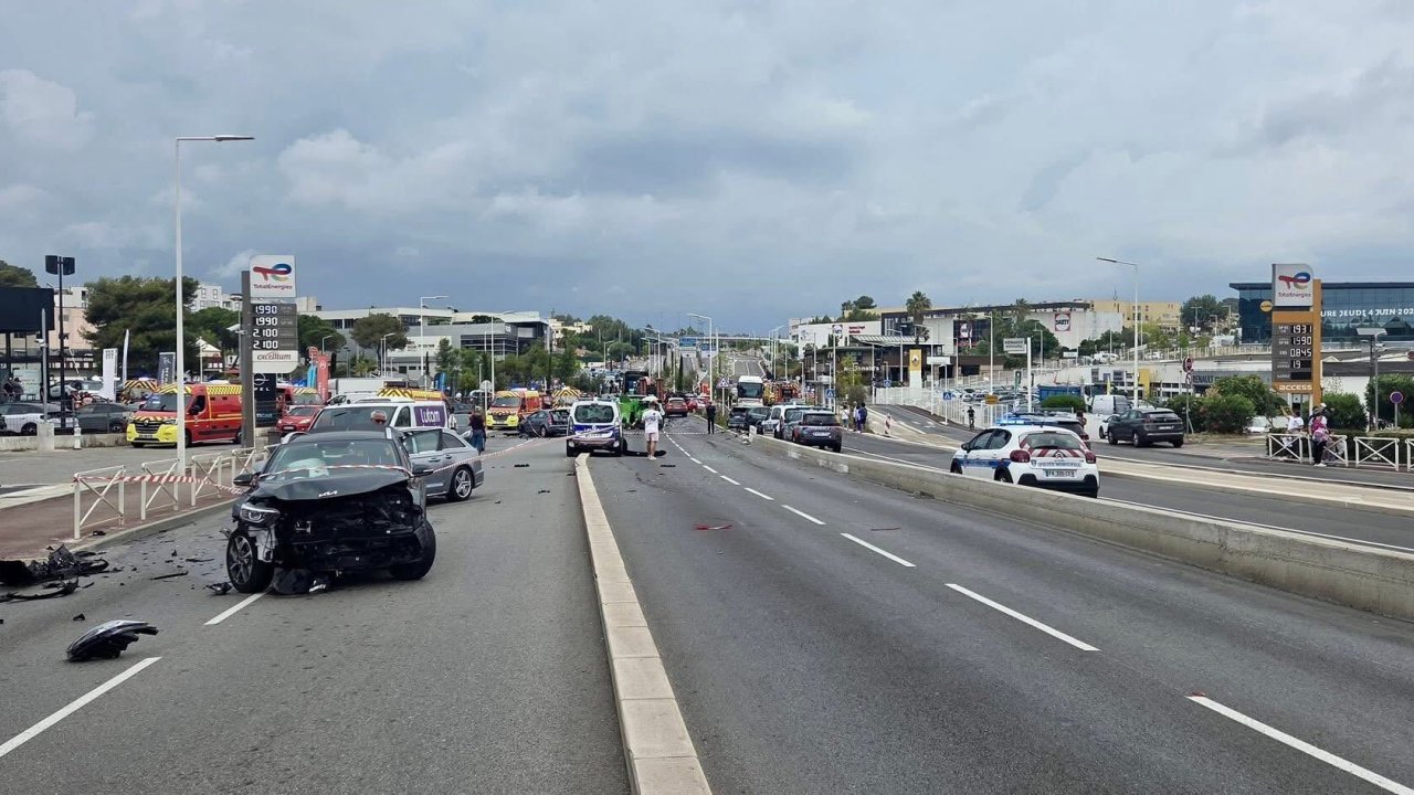 Antibes : carambolage spectaculaire, le chauffeur du poids lourd aurait agi volontairement Antibes : carambolage spectaculaire, le chauffeur du poids lourd aurait agi volontairement