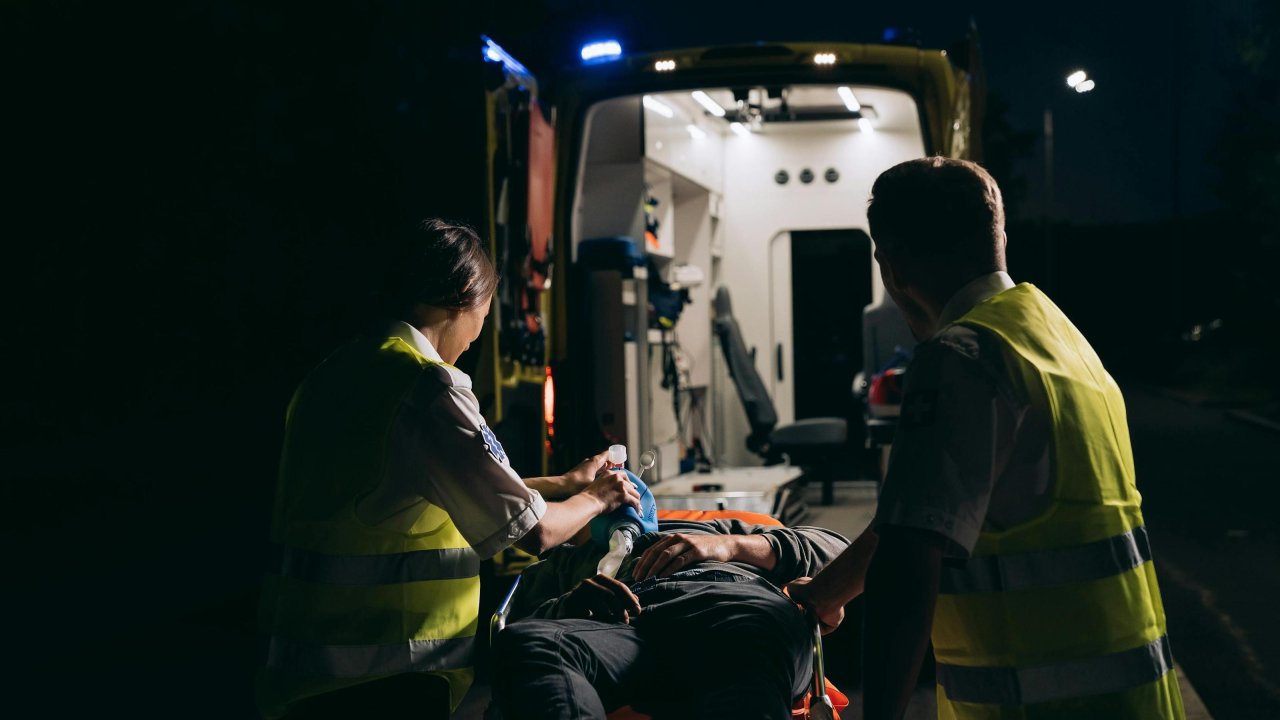 ​Carros : un trentenaire décède dans une violente collision avec un camion de livraison