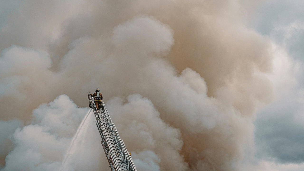 Feu aux portes de Marseille : 130 pompiers du Var et des Alpes-Maritimes envoyés en renfort Feu aux portes de Marseille : 130 pompiers du Var et des Alpes-Maritimes envoyés en renfort