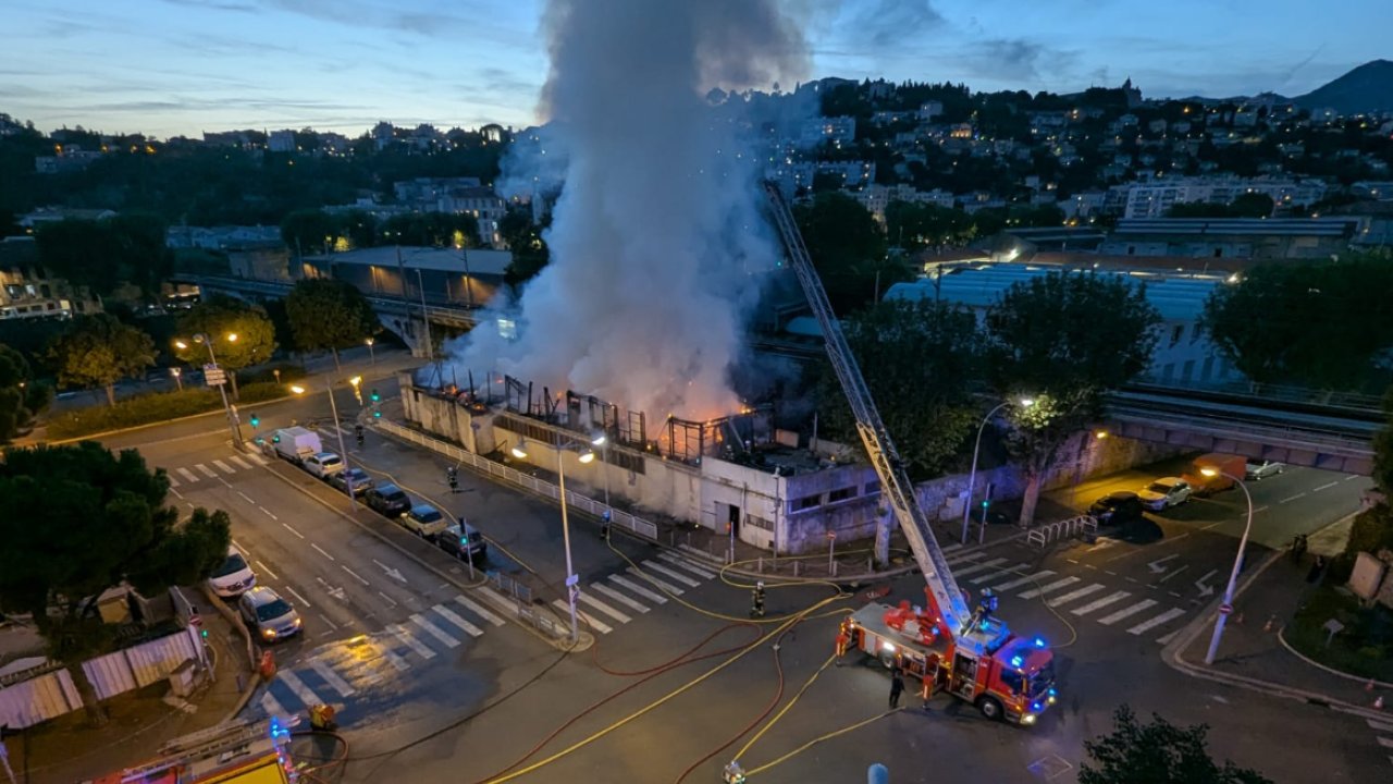 Incendie d’un squat près des voies SNCF à Nice, trafic très perturbé entre Nice et Menton