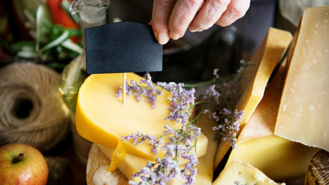 Journée mondiale de la raclette : quel fromage choisir ? Réponse d'une fromagère Niçoise Journée mondiale de la raclette : quel fromage choisir ? Réponse d'une fromagère Niçoise