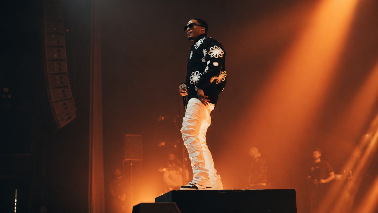 Le rappeur Niska en concert sur une plage de Nice