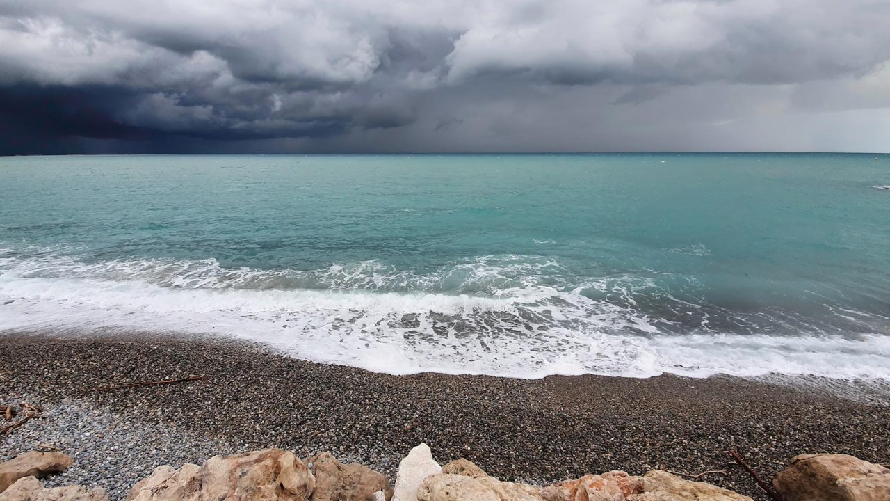 Les plages de Nice de nouveau accessibles apr&egrave;s la lev&eacute;e de la vigilance