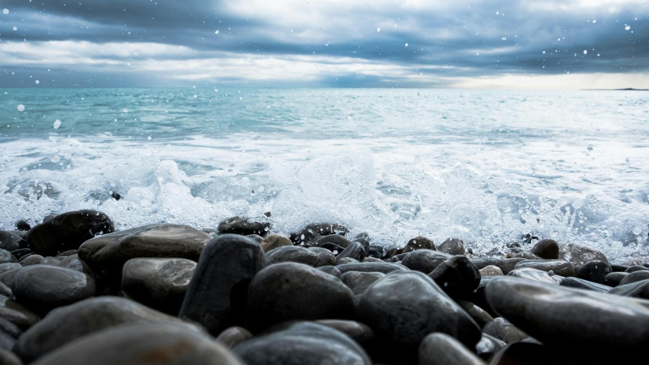Météo : fermeture des plages et des espaces publics à Nice, les Bouches-du-Rhône en vigilance orange à cause des vents violents