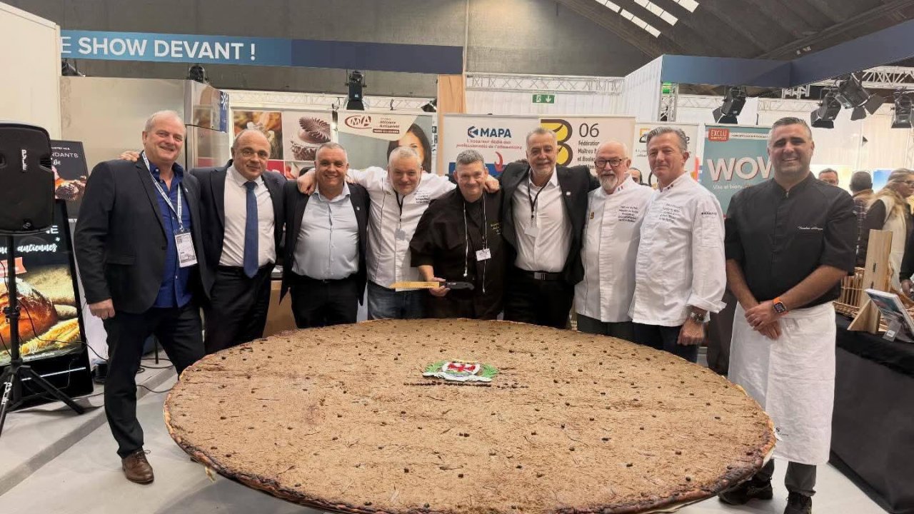 Nice d&eacute;croche un record du monde avec une pissaladi&egrave;re g&eacute;ante au salon Agecotel
