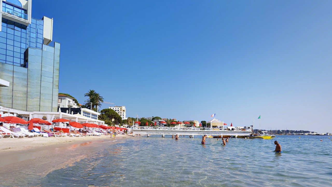 Noyade mortelle à Juan-les-Pins : un homme de 75 ans décède malgré l’intervention des secours