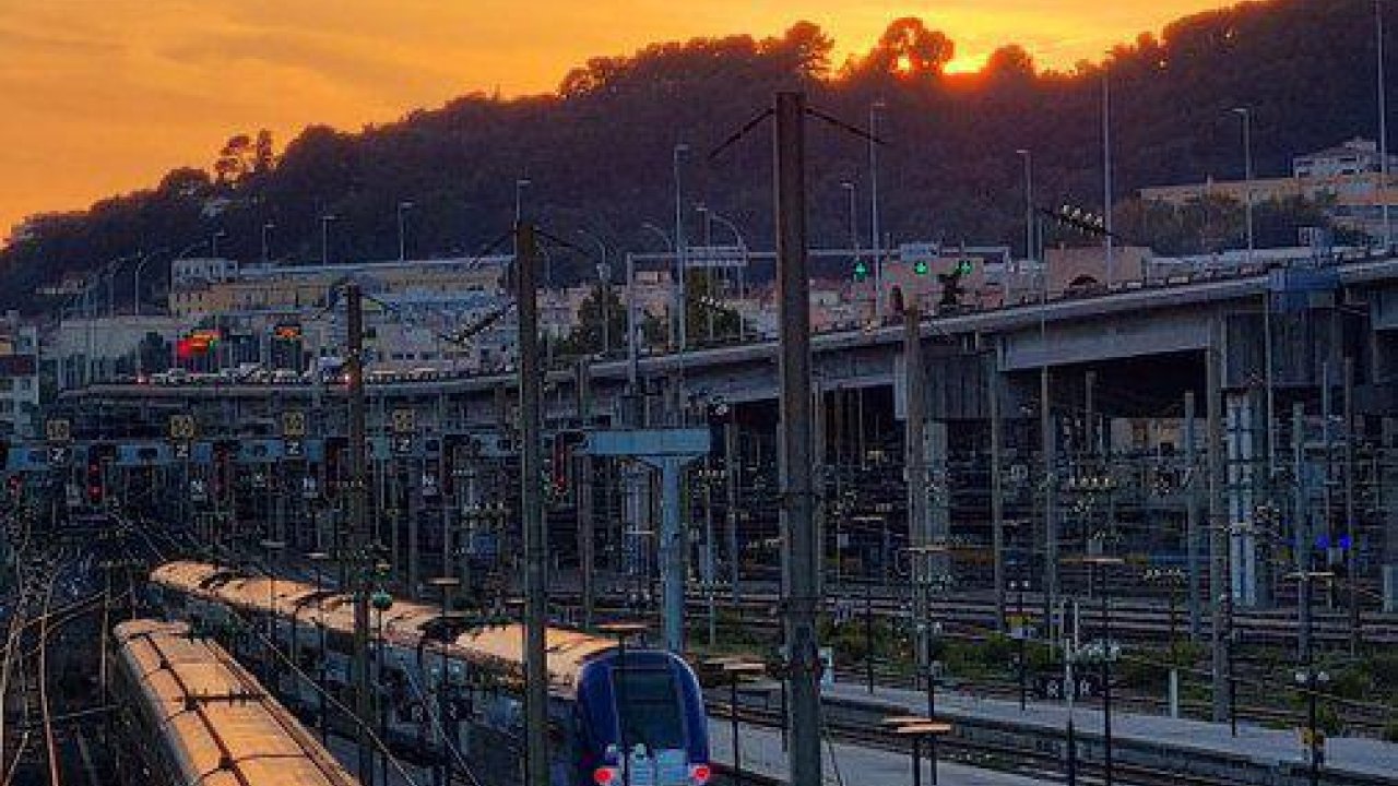 Un train de nuit entre Rome et Marseille en passant par la Côte d'Azur