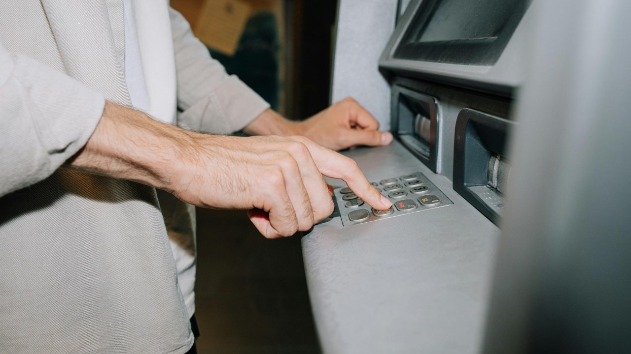 Vols de cartes bancaires : trois Marseillais condamn&eacute;s pour avoir cibl&eacute; des personnes &acirc;g&eacute;es dans les Alpes-Maritimes