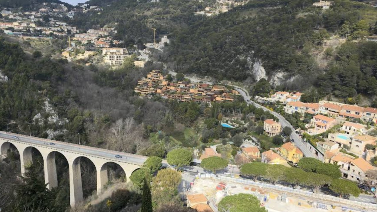 Voyage scolaire : une lycéenne de Nevers chute de 20 mètres près de Nice Voyage scolaire : une lycéenne de Nevers chute de 20 mètres près de Nice
