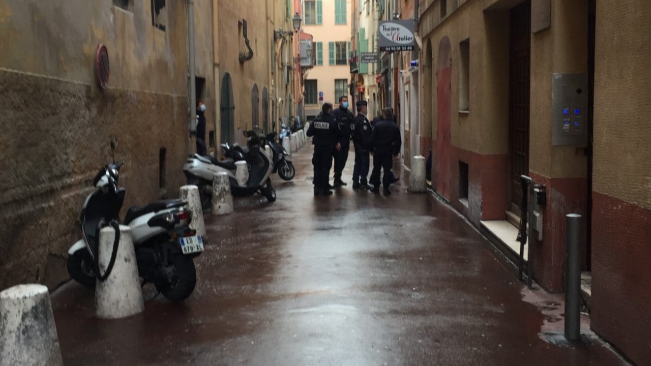 Les policiers du Raid interviennent dans le centre-ville de Nice Les policiers du Raid interviennent dans le centre-ville de Nice