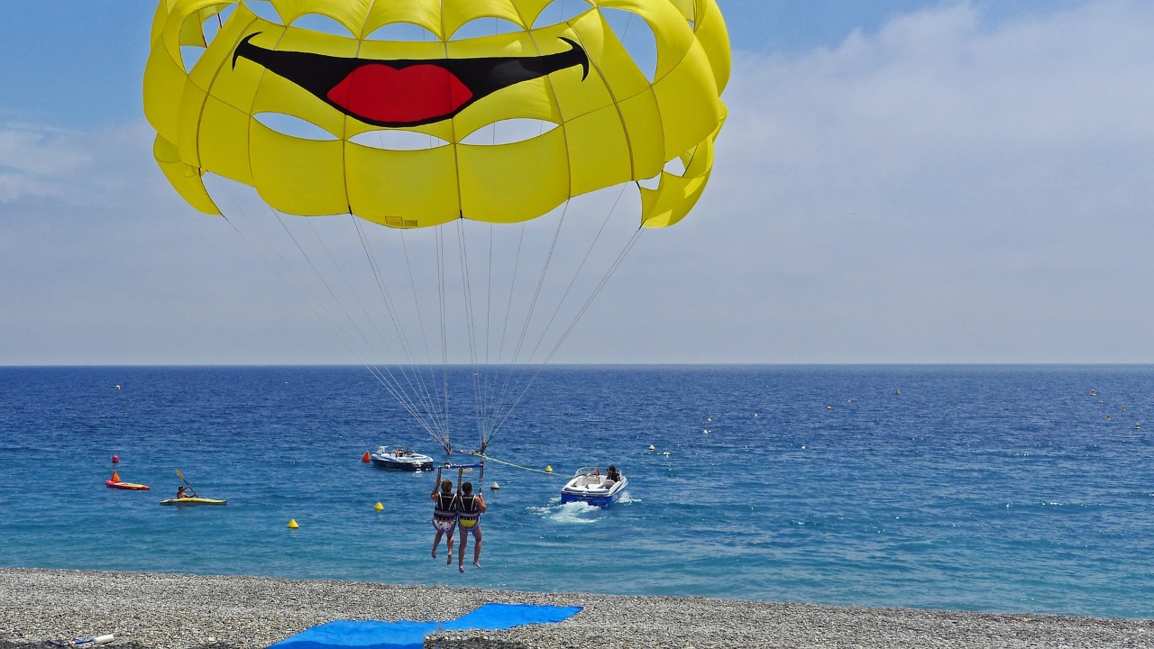 Une vague géante de galets sur les plages de Nice Une vague géante de galets sur les plages de Nice
