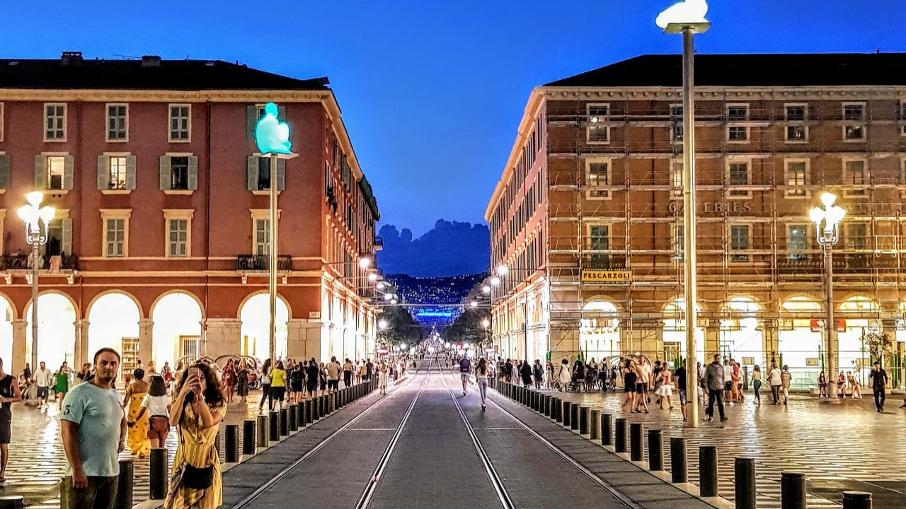La place Masséna reprend des couleurs La place Masséna reprend des couleurs