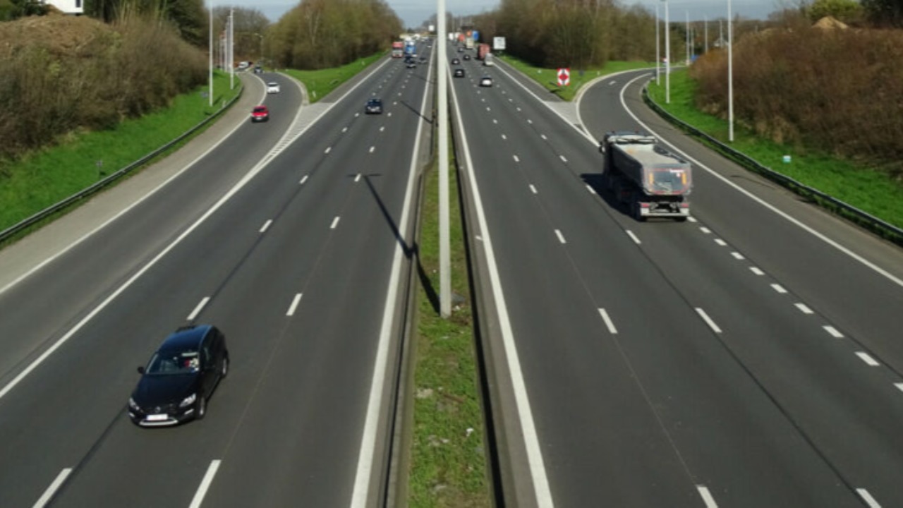 D&eacute;couvrez pourquoi les fran&ccedil;ais roulent sur la voie centrale !