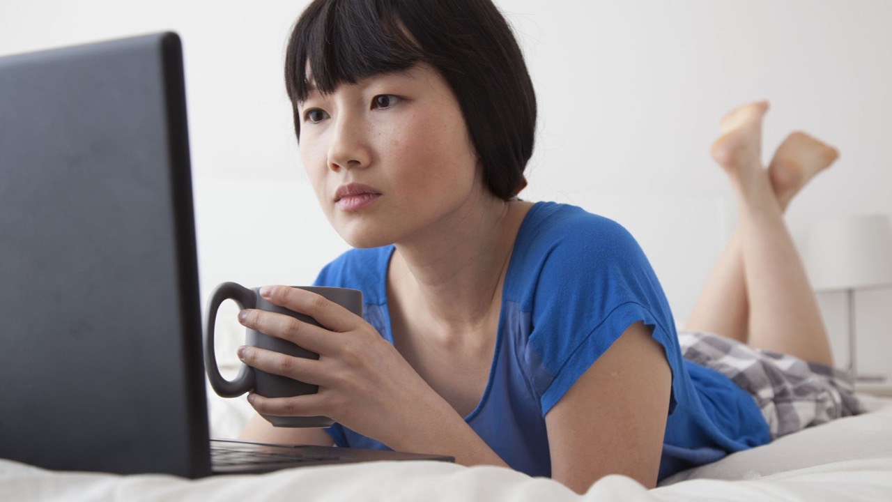 Job de r&ecirc;ve - Soyez pay&eacute;(e) pour regarder des films / s&eacute;ries allong&eacute;(e) dans un lit