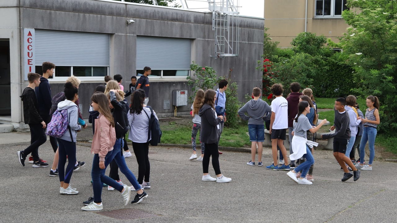 Agression en live sur TikTok à Grasse : une adolescente prise à partie devant son collège, deux mineures arrêtées Agression en live sur TikTok à Grasse : une adolescente prise à partie devant son collège, deux mineures arrêtées