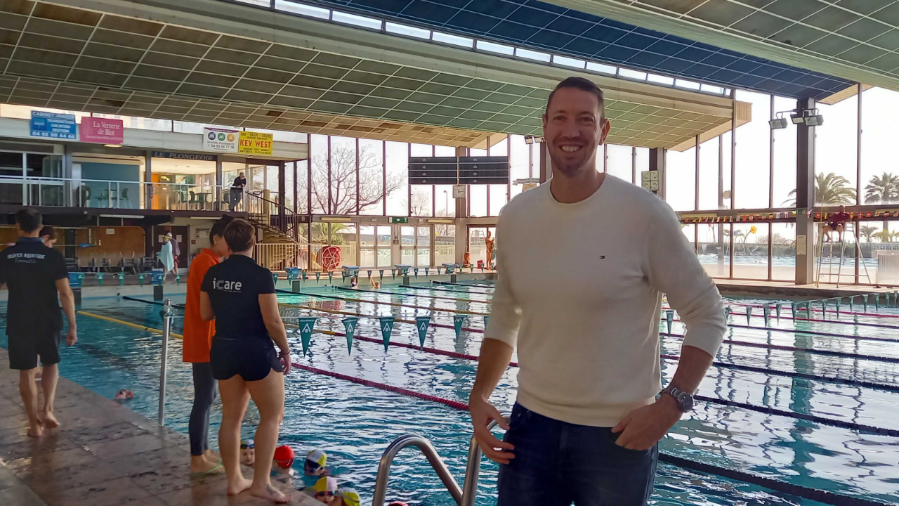 Alain Bernard apprend aux enfants &agrave; nager sur la C&ocirc;te d'Azur