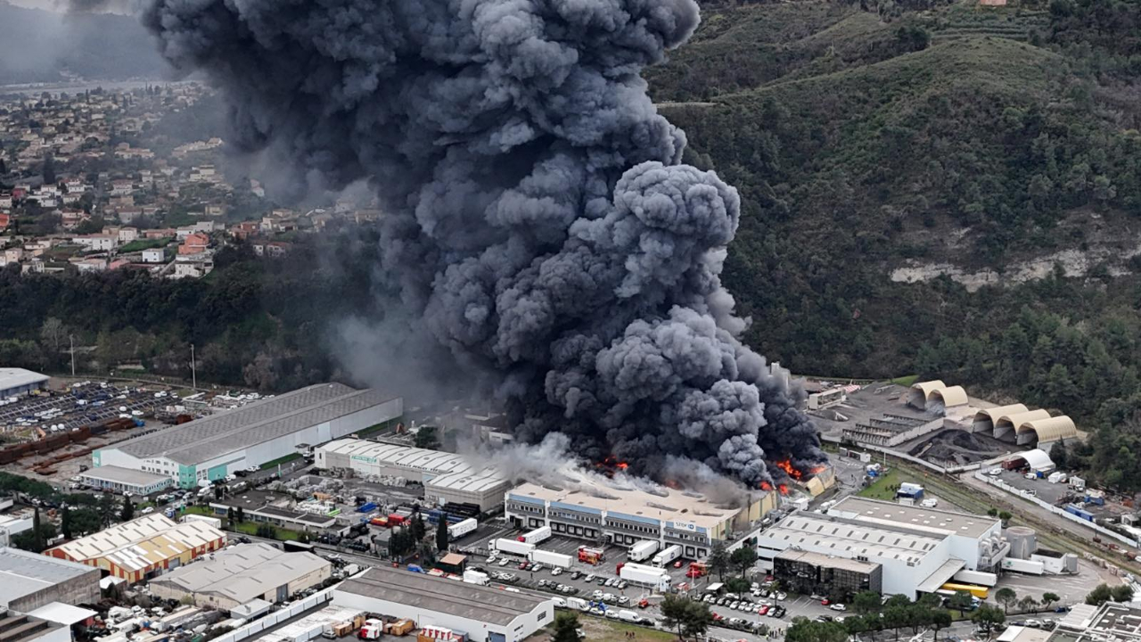 Alpes-Maritimes : apr&egrave;s l&rsquo;incendie d&rsquo;un entrep&ocirc;t &agrave; Carros, l&rsquo;&Eacute;tat impose des mesures &agrave; l&rsquo;exploitant
