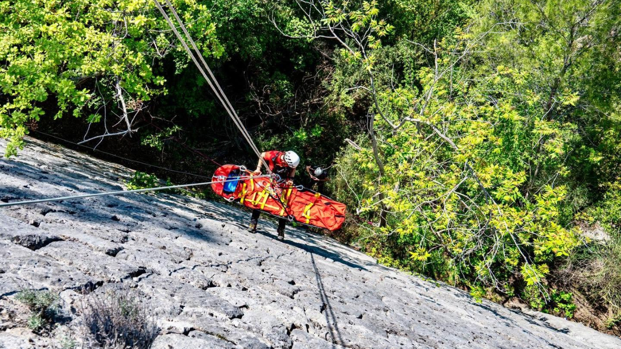 Alpes-Maritimes : un homme chute de huit m&egrave;tres depuis une barre rocheuse