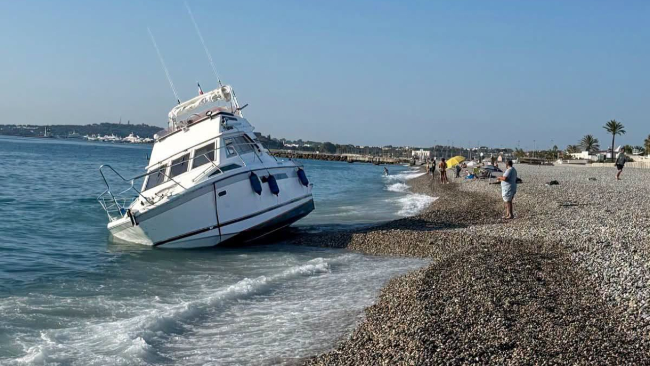Antibes : trois plages fermées après l’échouement d’un bateau de plaisance Antibes : trois plages fermées après l’échouement d’un bateau de plaisance