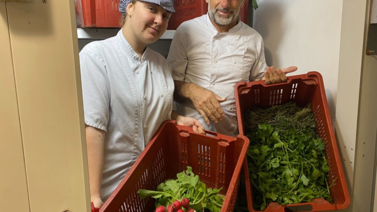 Cantines scolaires : le 100% bio cartonne à Mouans-Sartoux Cantines scolaires : le 100% bio cartonne à Mouans-Sartoux