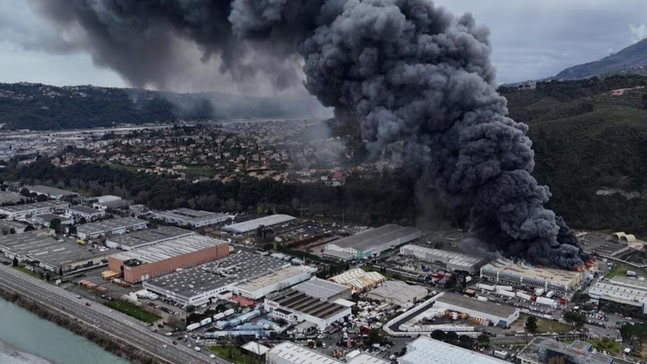 Carros : quatre mois apr&egrave;s l&rsquo;incendie de l&rsquo;entrep&ocirc;t STEF, l&rsquo;&eacute;vacuation des d&eacute;chets a commenc&eacute;