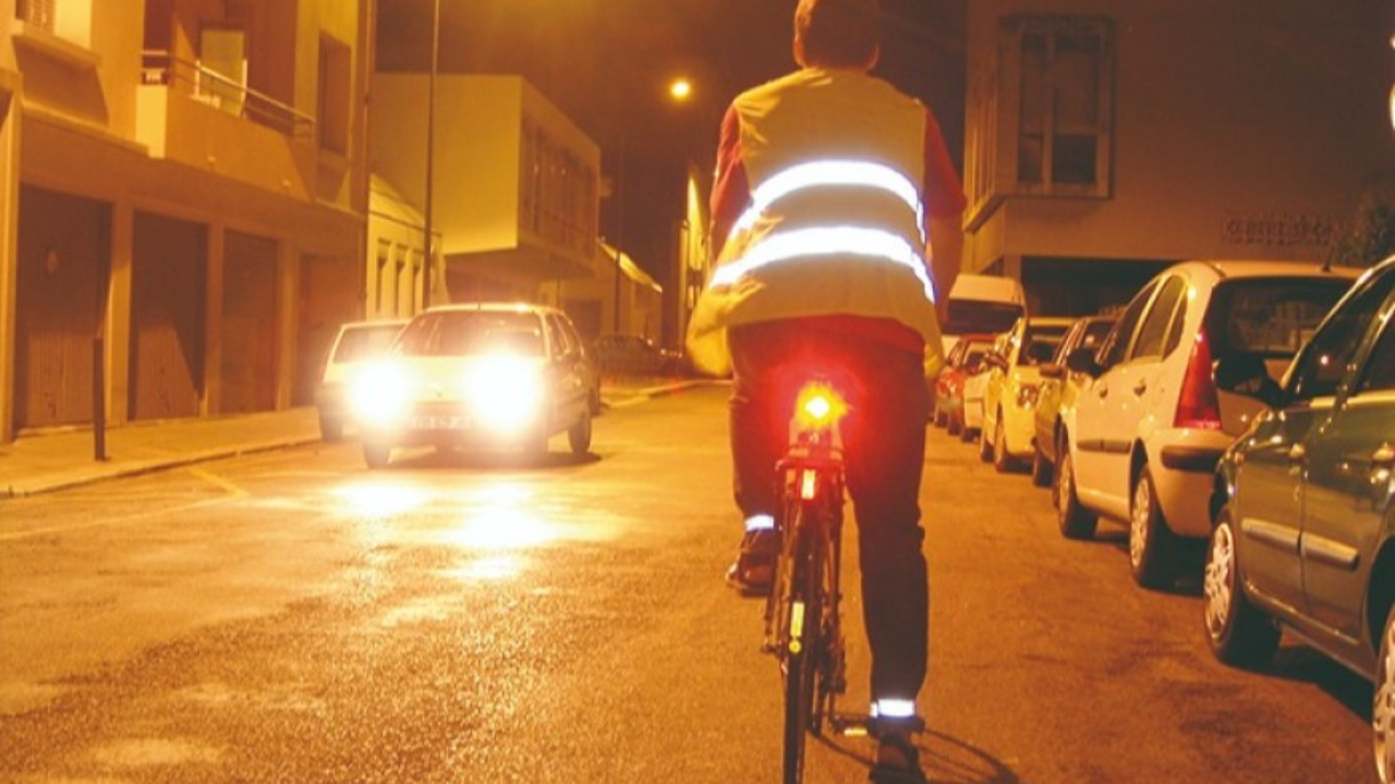 Cycliste, Brillez ! C'est le moment de faire attention &agrave; votre &eacute;clairage