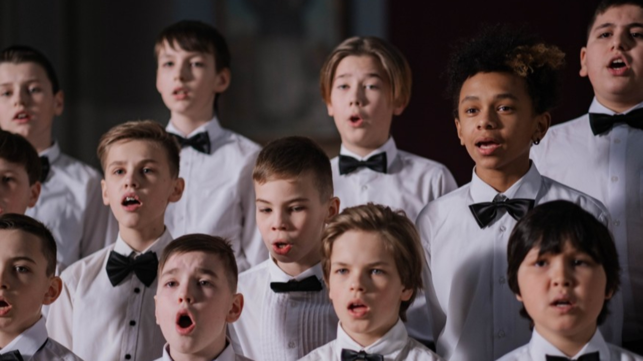 De l'opéra chanté par 200 enfants à Contes De l'opéra chanté par 200 enfants à Contes