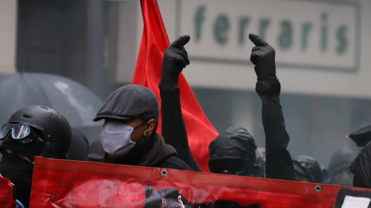 Deux jeunes membres de l’ultradroite condamnés pour des violences survenues lors d'une manifestation antifasciste après l’élection d’Éric Ciotti Deux jeunes membres de l’ultradroite condamnés pour des violences survenues lors d'une manifestation antifasciste après l’élection d’Éric Ciotti
