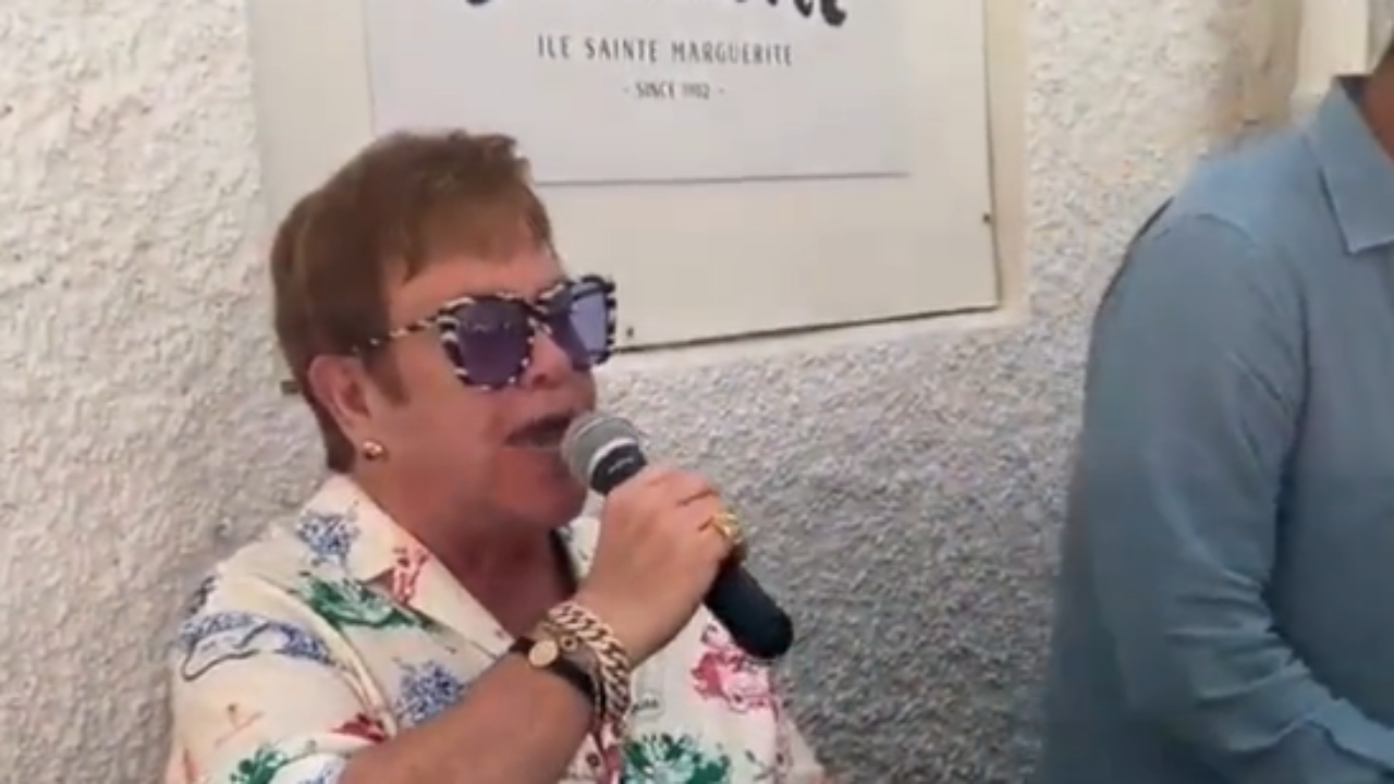 Elton John, client et chanteur dans un restaurant cannois Elton John, client et chanteur dans un restaurant cannois