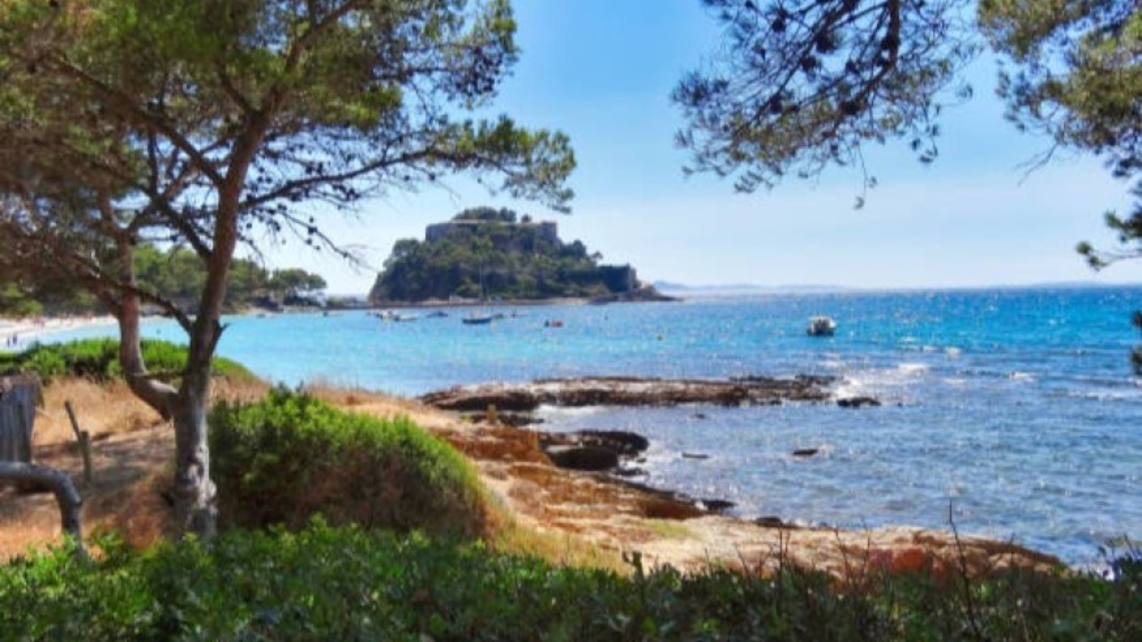 Emmanuel Macron est au fort de Brégançon Emmanuel Macron est au fort de Brégançon