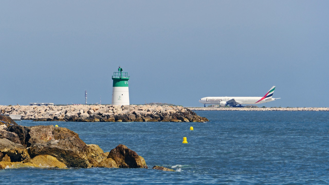 Extension de l&rsquo;a&eacute;roport de Nice : des associations sont contre