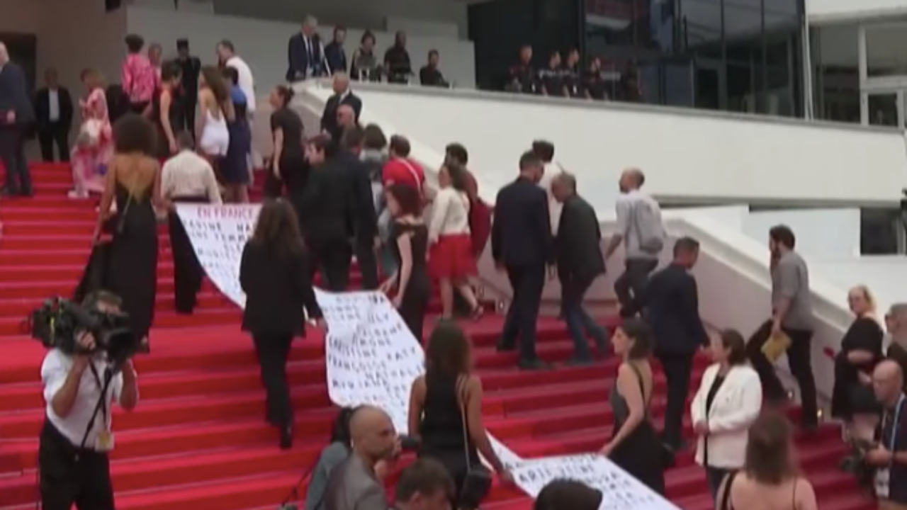 Festival de Cannes : les noms de 129 victimes de f&eacute;minicides sur les marches