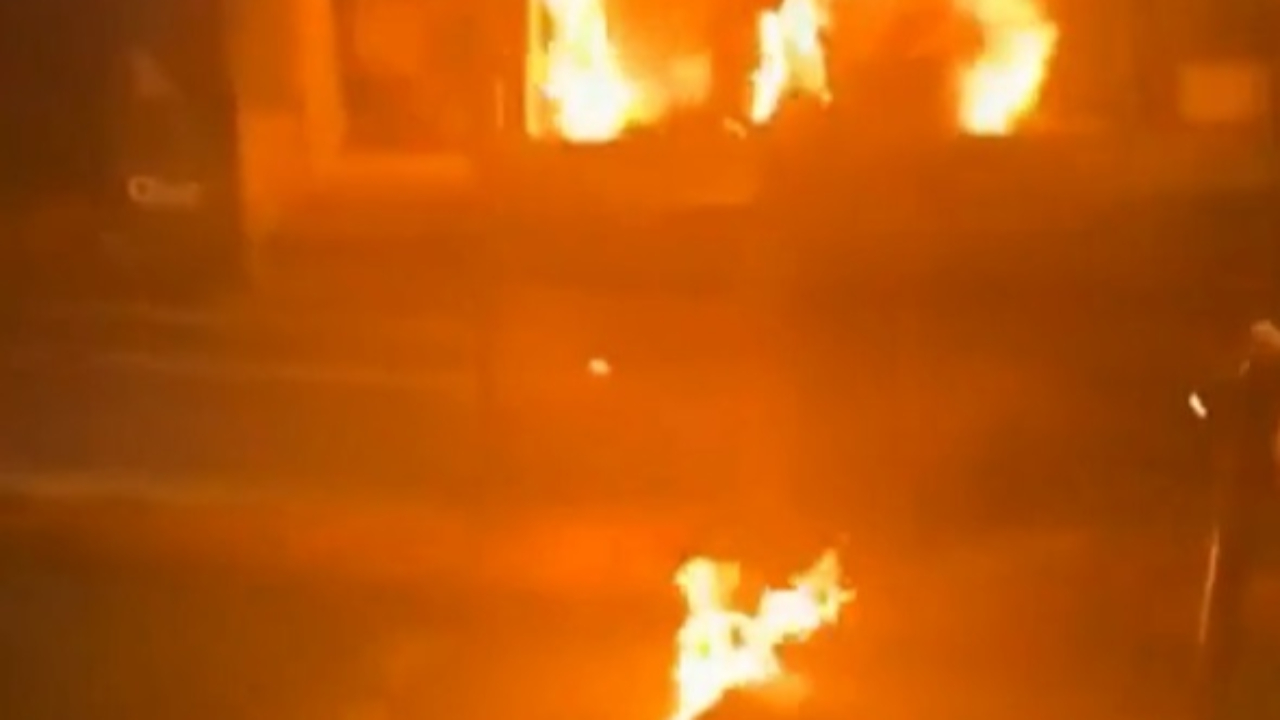 Golfe-Juan : la vitrine d’une agence immobilière Orpi incendiée, conséquence de la fatwa lancée ? Golfe-Juan : la vitrine d’une agence immobilière Orpi incendiée, conséquence de la fatwa lancée ?